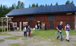 Lennart berättar om solcellsanläggningen för intresserade besökare.